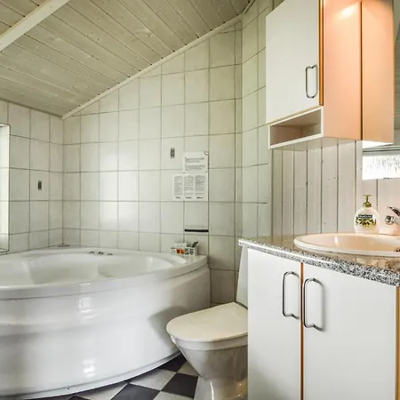Дом отдыха Beautiful Home In Aabenraa With Sauna *